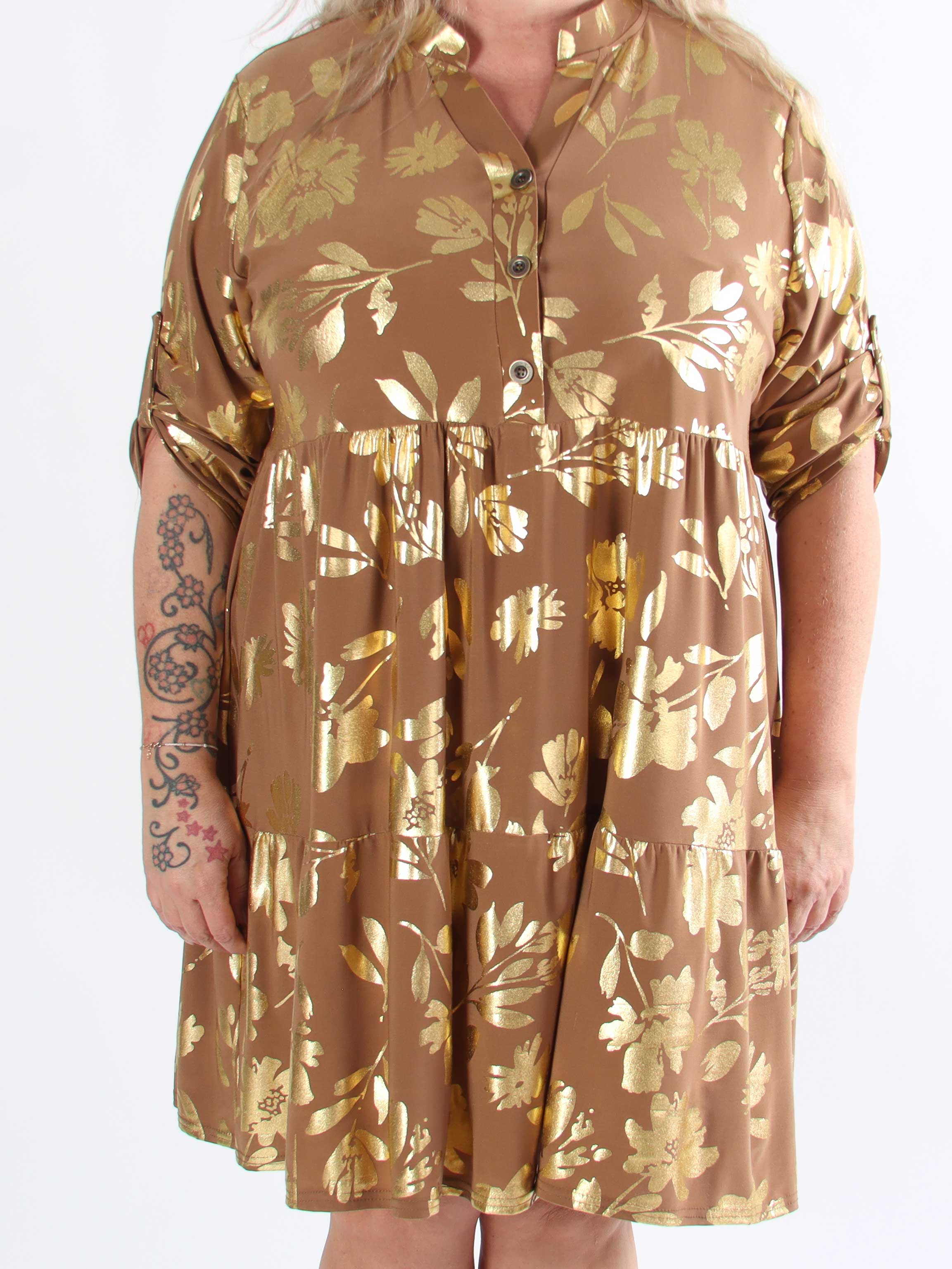 Milano Gold Flower Midi - Plus size kjole med guld blade og lag på lag look